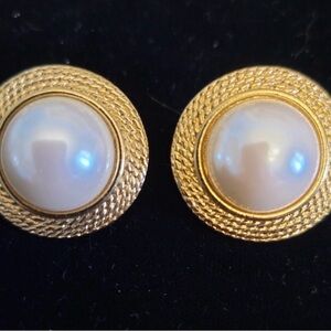 111 VINTAGE MARVELLA GOLD TONE FAUX CABOCHON
PEARL STUD EARRINGS